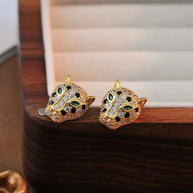 Markante øredobber Leopard med fargerike krystaller