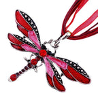 Halskjede med øyenstikkeranheng og krystaller