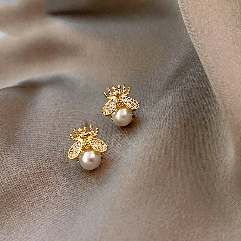 Ørestikker bie med perle – elegant gullsmykke for kvinner