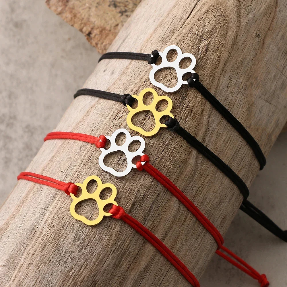 Armbånd i snor med pote – justerbart, svart og rødt design