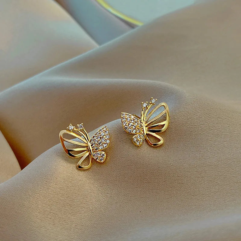 Elegante ørestikker med sommerfugl og zirkonia