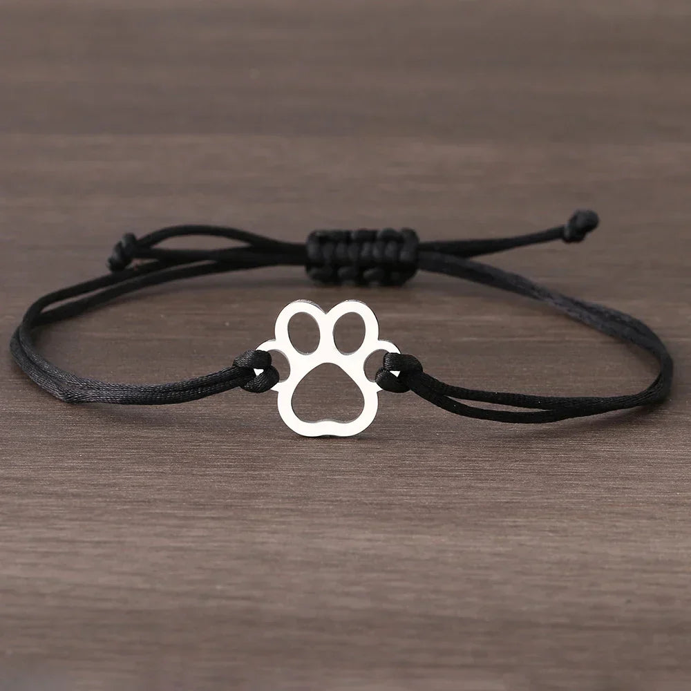 Armbånd i snor med pote – justerbart, svart og rødt design