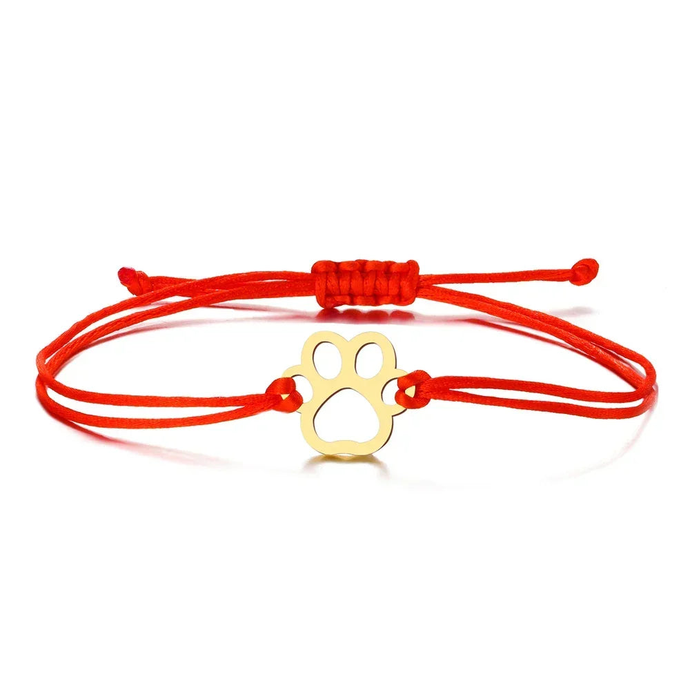 Armbånd i snor med pote – justerbart, svart og rødt design