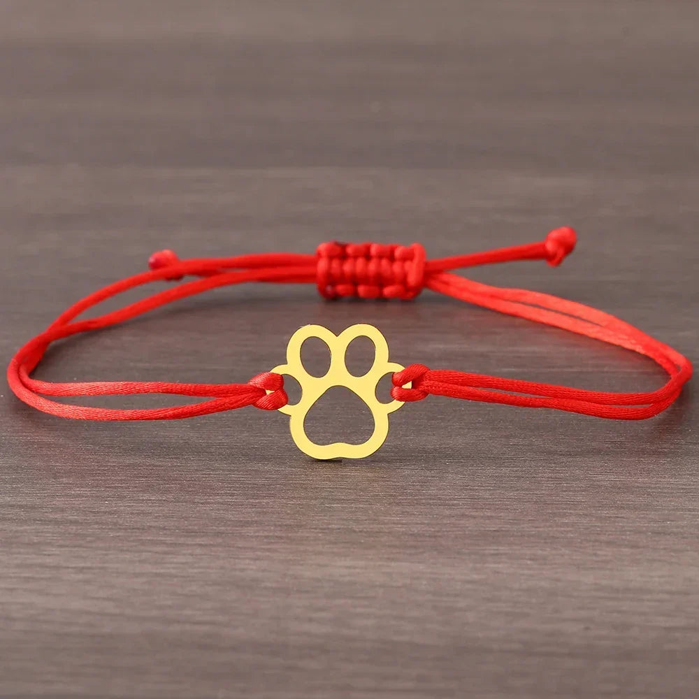 Armbånd i snor med pote – justerbart, svart og rødt design
