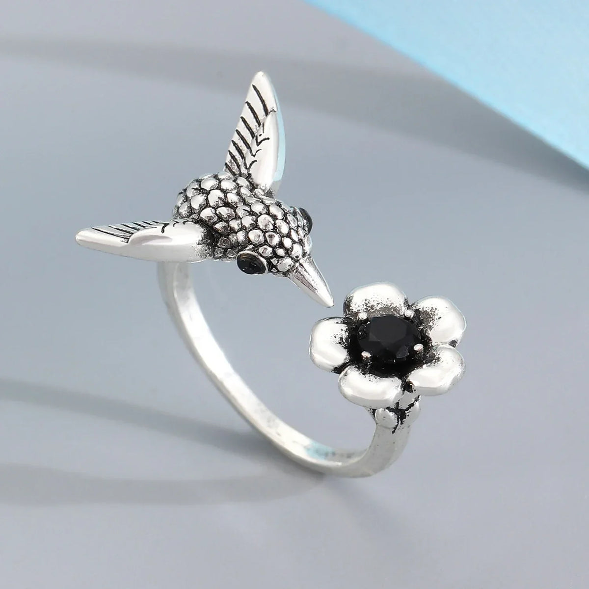 Ring med kolibri og blomst – justerbar, åpen ring for kvinner