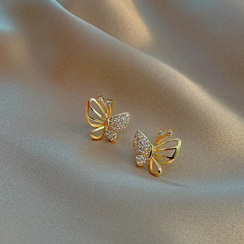 Elegante ørestikker med sommerfugl og zirkonia
