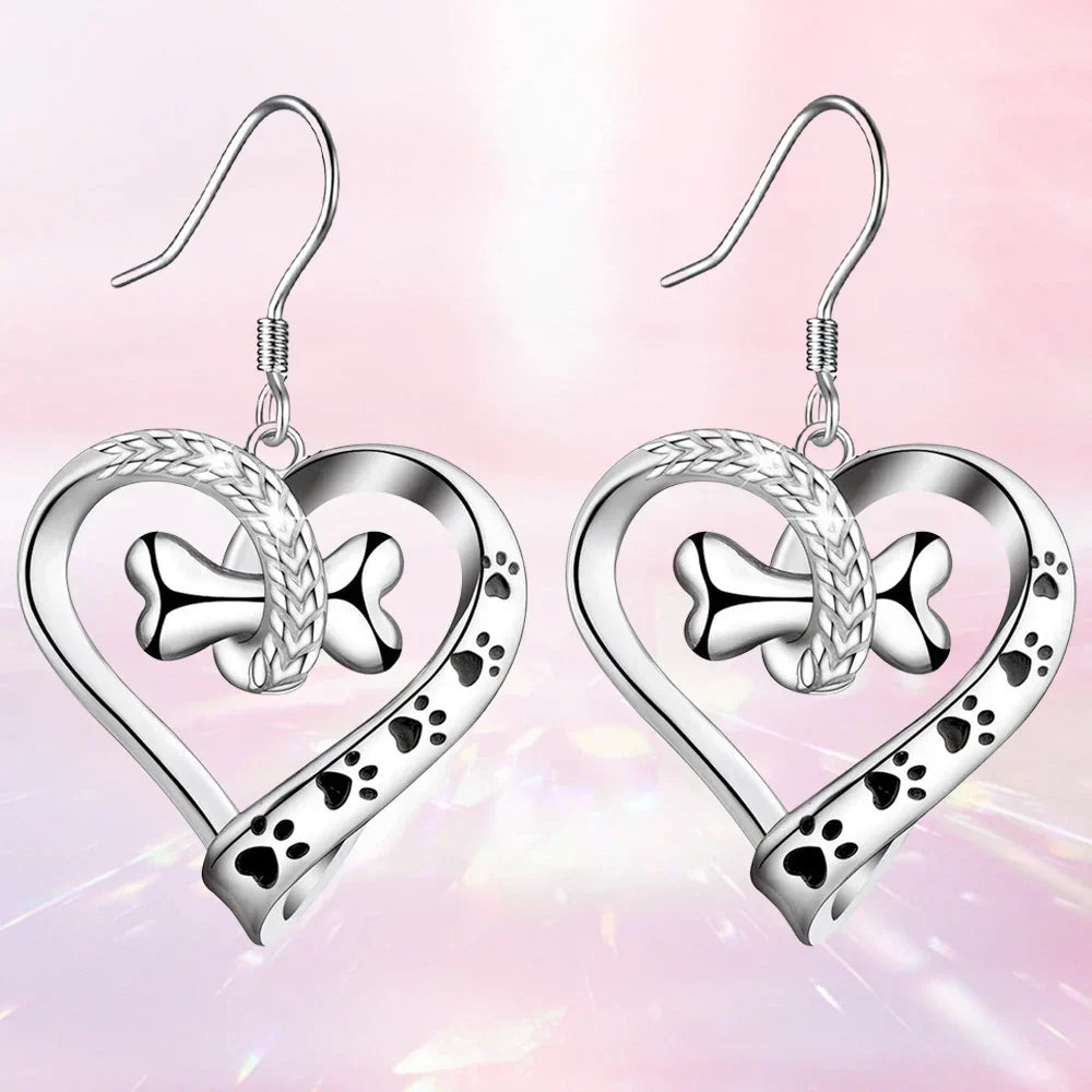 Todelt smykkesett med anheng i labb, hjerte og bein