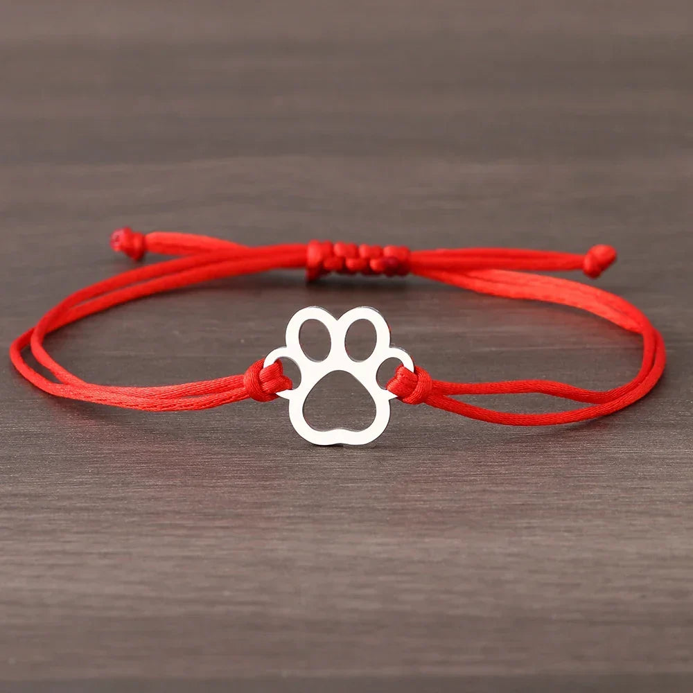 Armbånd i snor med pote – justerbart, svart og rødt design