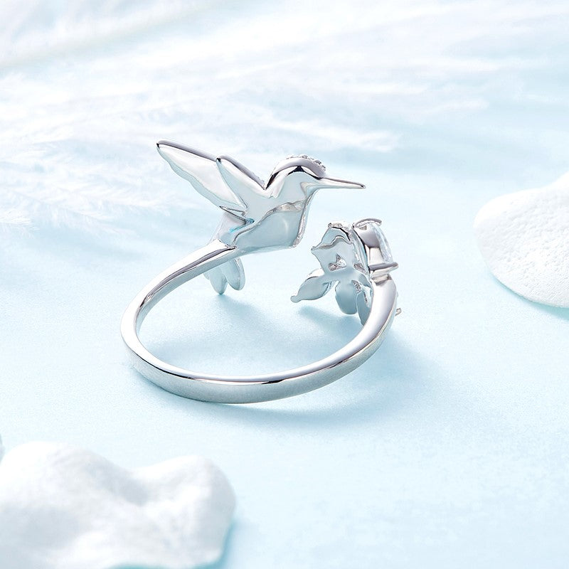 Justerbar glitrende kolibri-ring med strassteiner