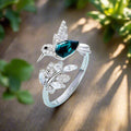 Justerbar glitrende kolibri-ring med strassteiner