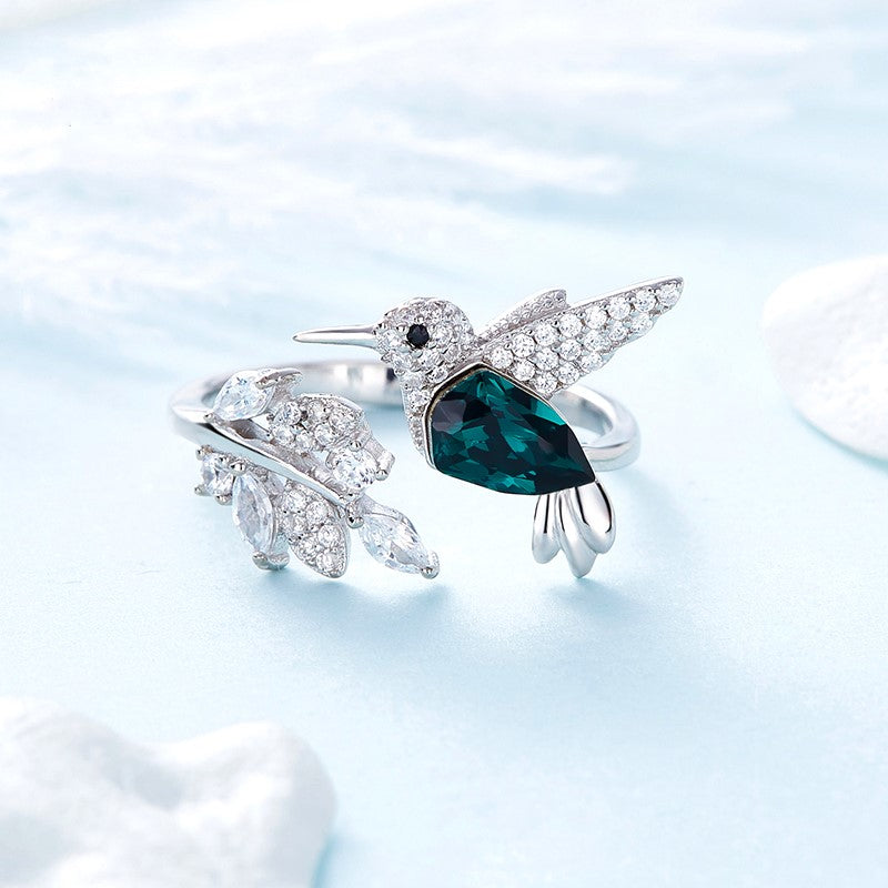 Justerbar glitrende kolibri-ring med strassteiner
