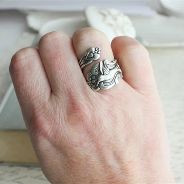 Ring med kolibri og blomst