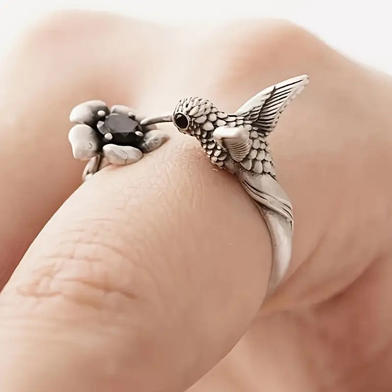 Ring med kolibri og blomst – justerbar, åpen ring for kvinner
