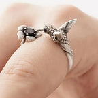 Ring med kolibri og blomst – justerbar, åpen ring for kvinner