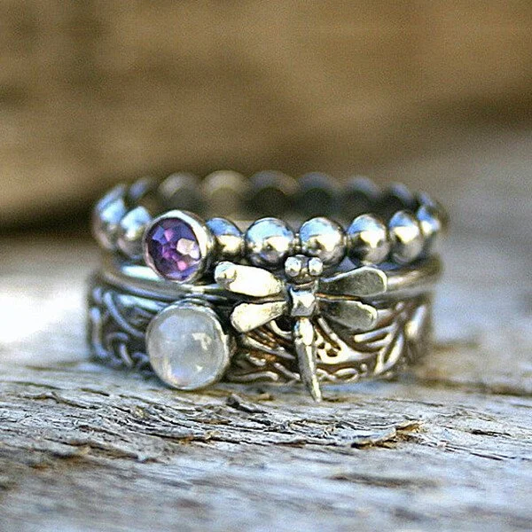 Vintage ring med øyenstikker og lilla zirkonia
