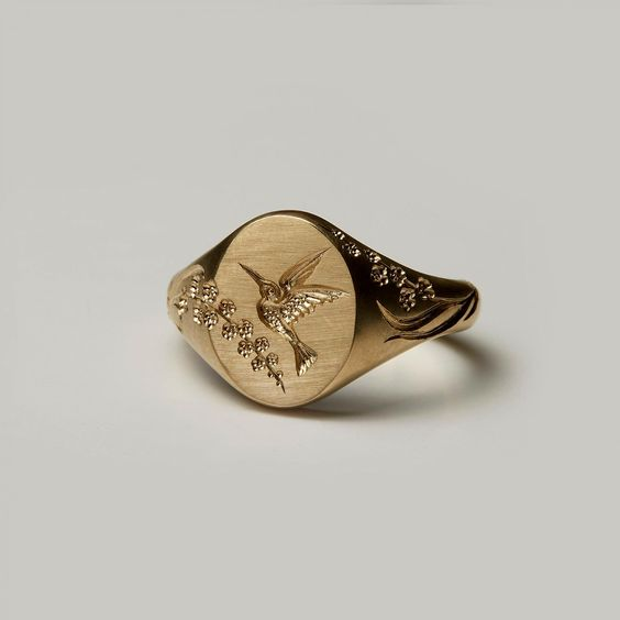 Vintage gullring med kolibri – signetring